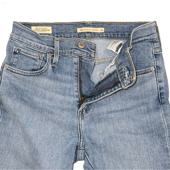 Levi's 724 High Rise Crop Straight Leg Jeans in Light Wash Blue - Picture 6 of 6